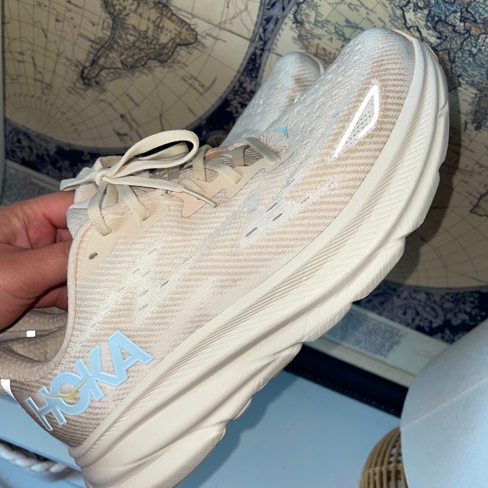 Hoka Clifton 9 Shifting Sand / Eggnog